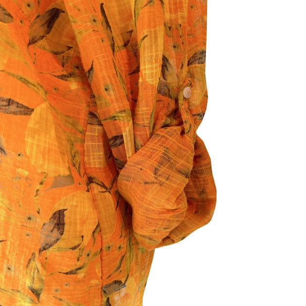 Desenli turuncu gomlegin kivrilip dugmelenmis kolu_Rolled up buttoned sleeve of patterned orange shirt