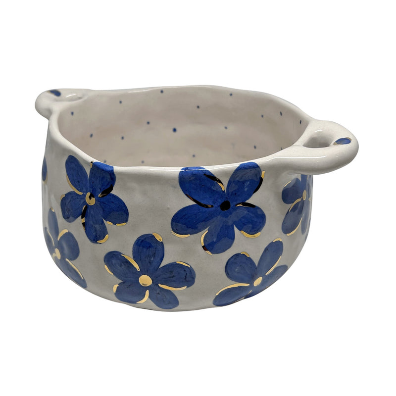 Disi mavi cicekli ici noktali kulplu beyaz kase_Handled white bowl with blue flowers on the outside and dots on the inside