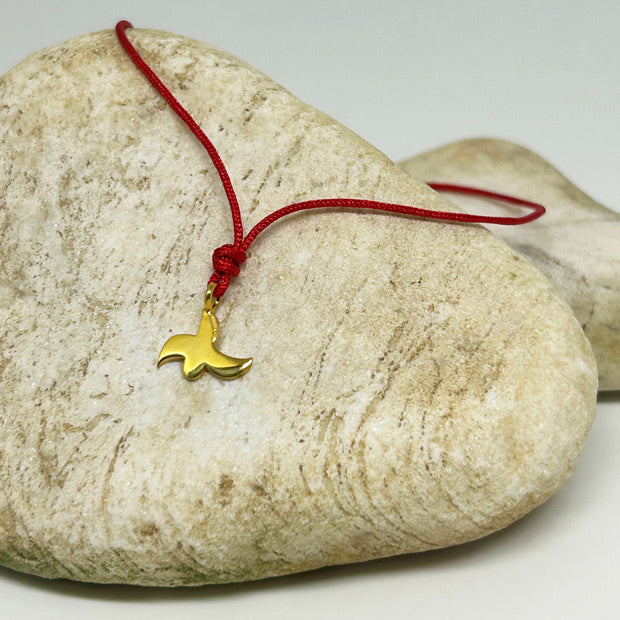 Dokulu bej tasta duran altin kaplama Anadolu Motifli kirmizi ipli bileklik_Red string bracelet with Anatolian Motif on beige stone