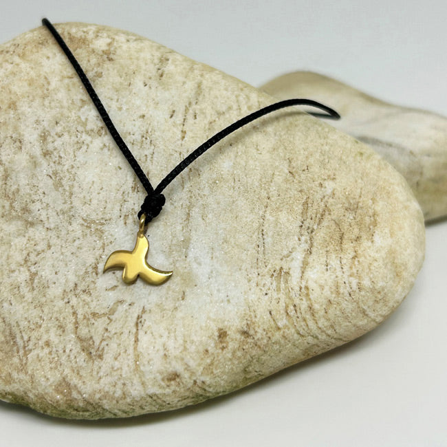 Dokulu bej tasta duran altin kaplama Anadolu Motifli siyah ipli bileklik_Black string bracelet with Anatolian Motif on beige stone