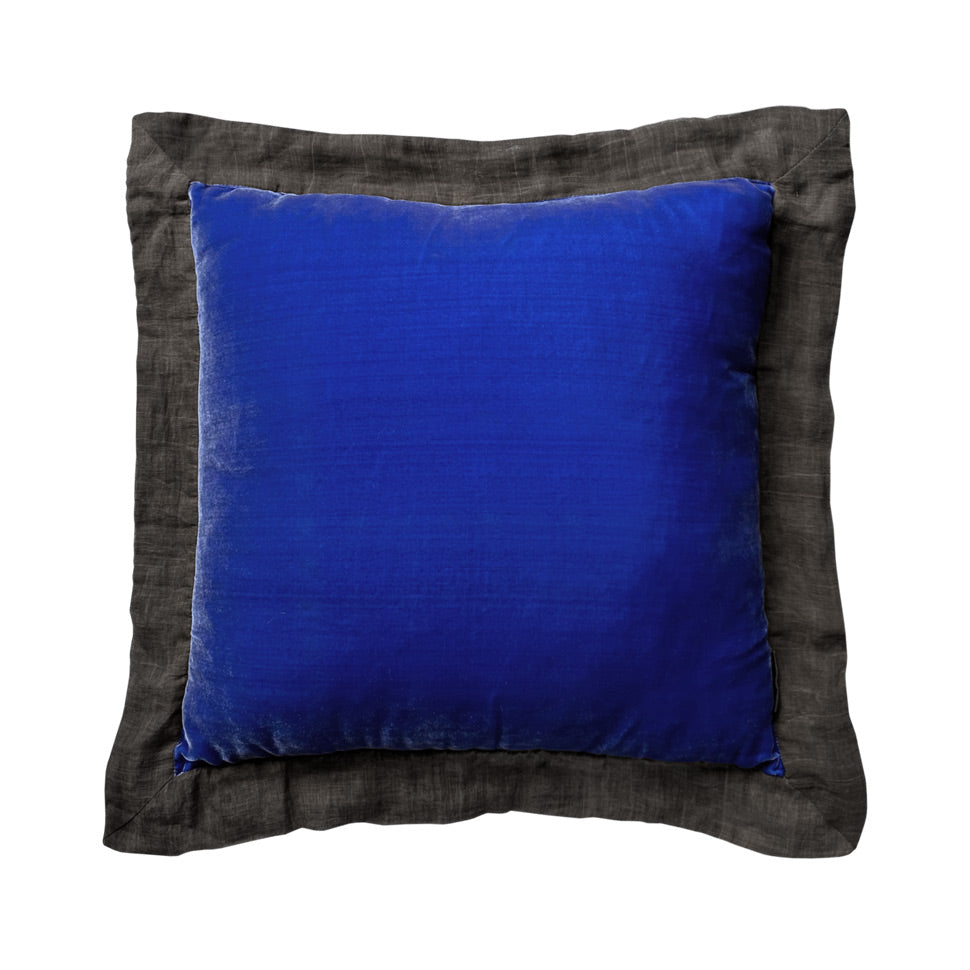 Dort kenari ve arkasi fume pamuklu onu gece mavisi ipek kadife yastik_Dark blue silk velvet pillow with smoke grey on four sides and back