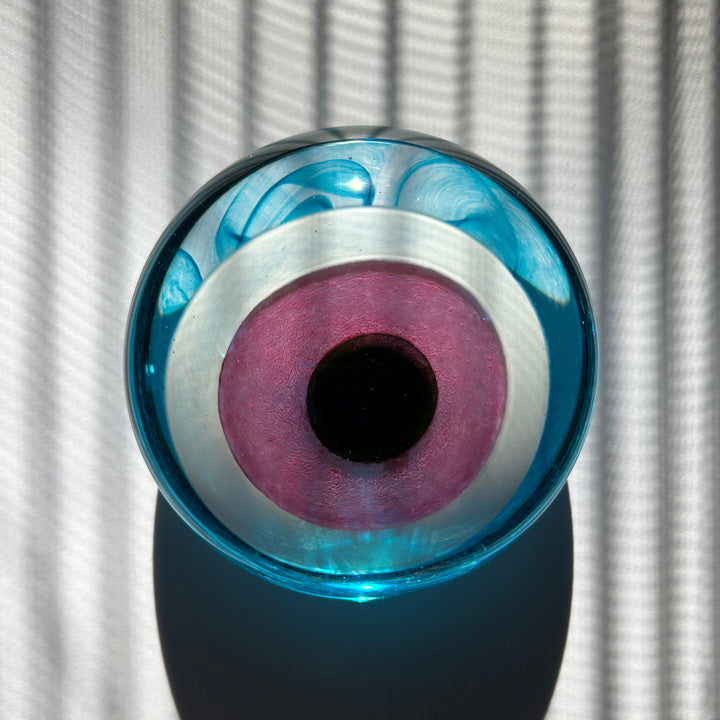 Dramatik golgede turkuaz pembe ev aksesuari_Turquoise pink home accessory in dramatic shadow