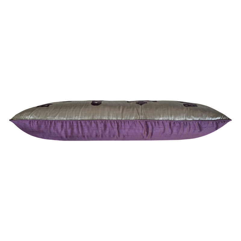 Eflatun ve gri renklerdeki uzun ipek yastigin yan gorunusu_Side view of violet and grey long cushion