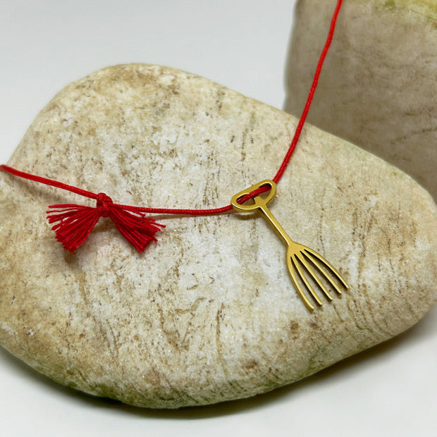 El parmak tarak motifli altin kaplama gumus kolye_Gold plated necklace with hand finger and comb motif