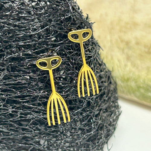 El parmak tarak motifli tasarim kupe_Designer earrings with hand finger and comb motif