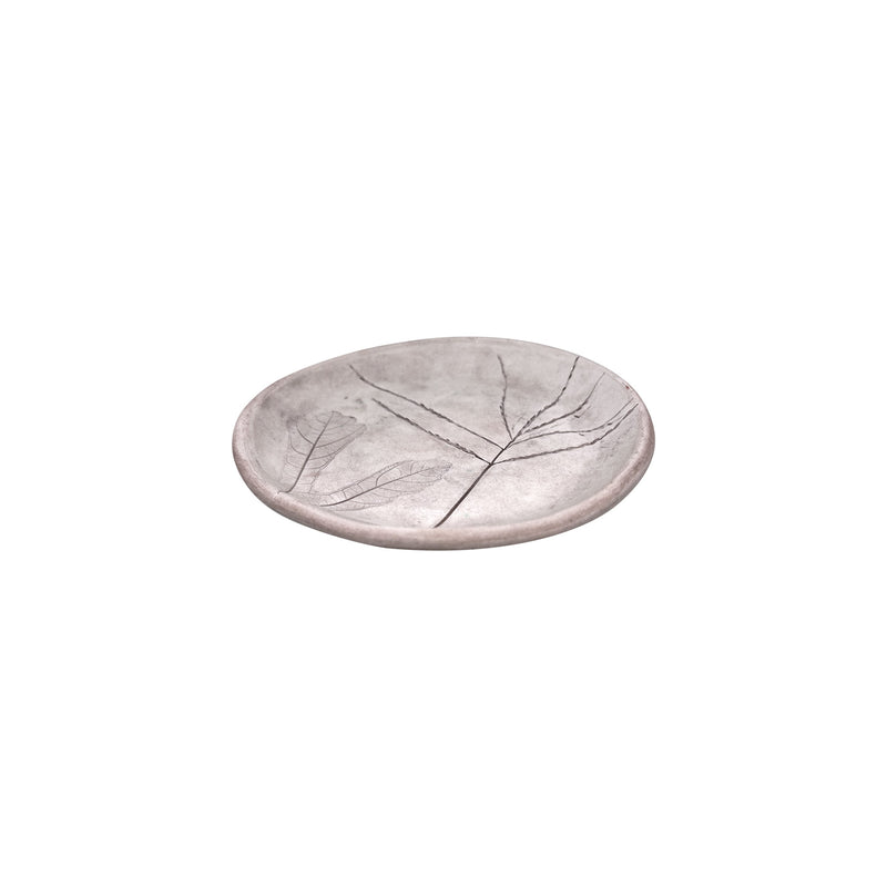 El sekilli yapraklarla bezenmis soluk pembe seramik tabak_Pale pink ceramic plate with hand like leaves pressed on it