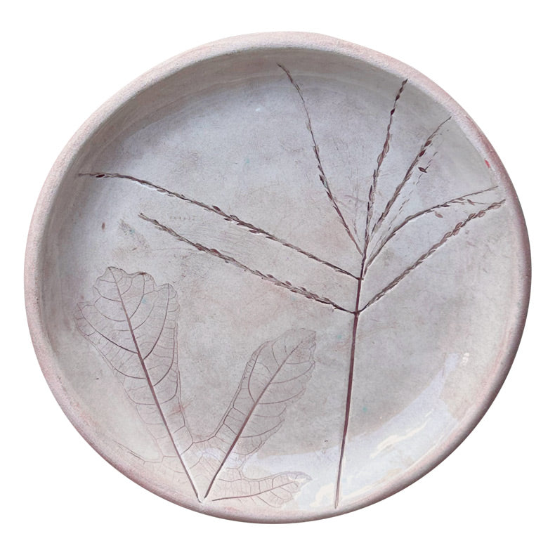 El seklinde yapraklarla suslu acik pembe seramik tabak_Light pink ceramic plate with plant textures resembling a hand