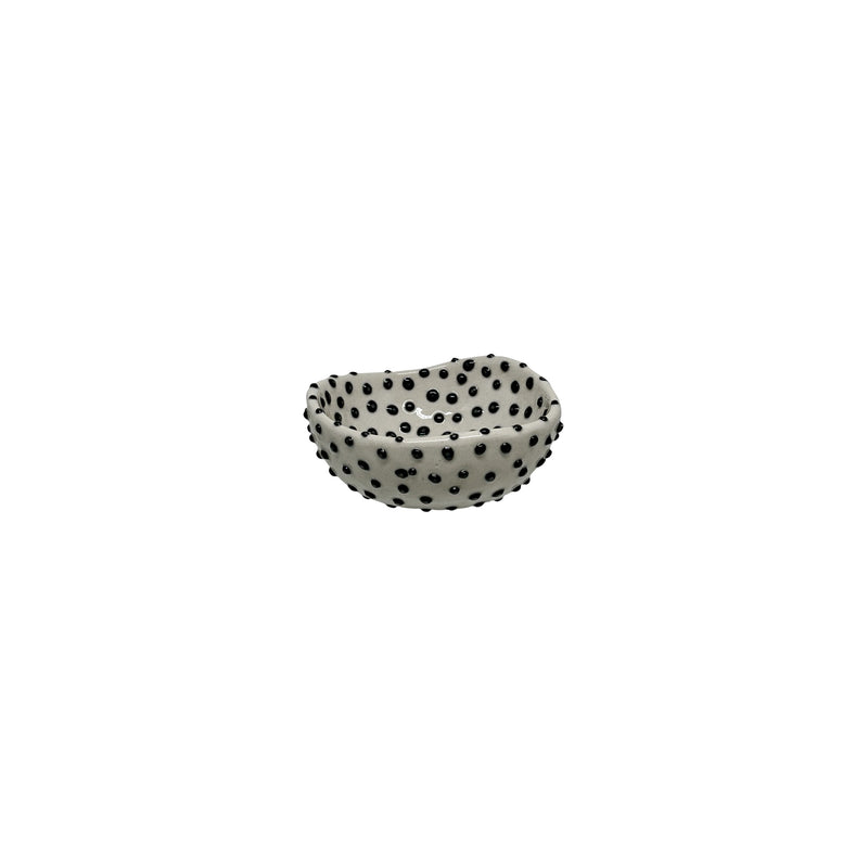 El yapimi siyah kabartmali benekli beyaz cerezlik_Ceramic nut bowl with embossed black small dots