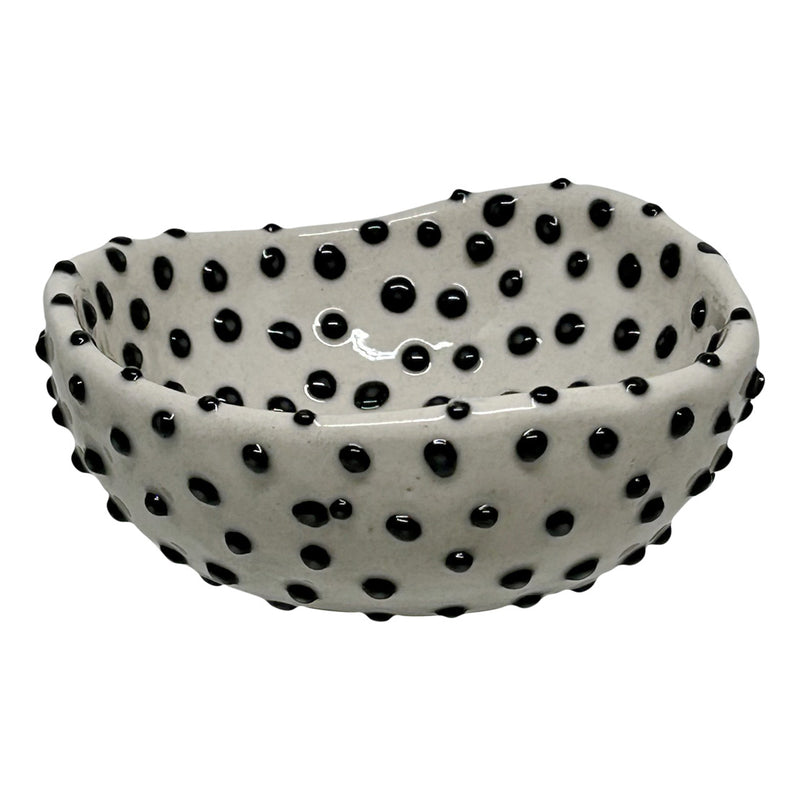 El yapimi siyah kabartmali benekli beyaz cerezlik_Ceramic nut bowl with embossed black small dots