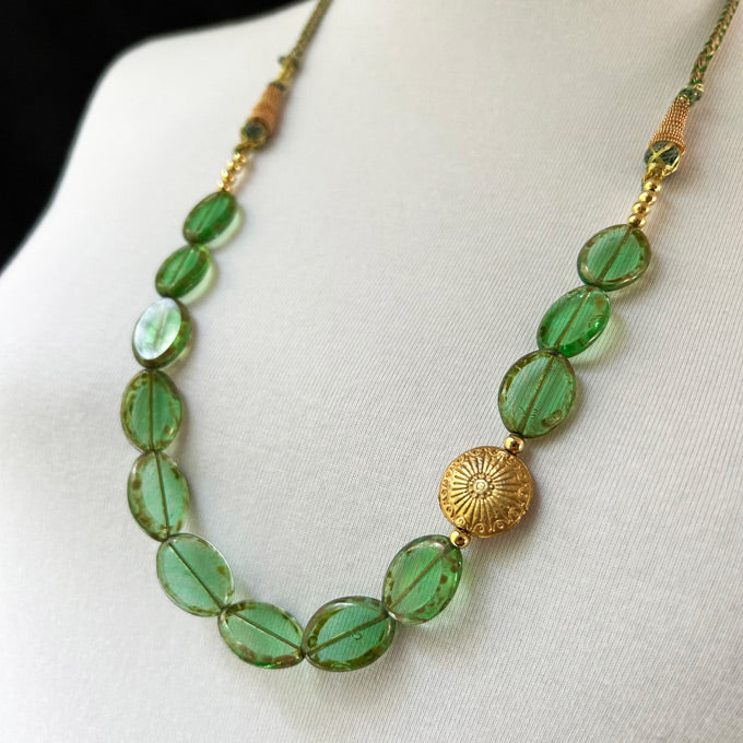 El yapimi yesil cam boncuklu altin rengi aksesuarli kolye_Green glass bead necklace with gold colored accessory