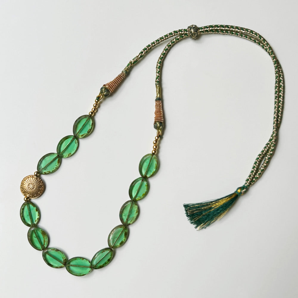 El yapimi yesil cam boncuklu altin rengi aksesuarli kolye_Green glass bead necklace with gold colored accessory