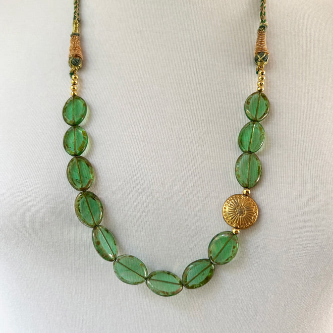 El yapimi yesil cam boncuklu altin rengi aksesuarli kolye_Green glass bead necklace with gold colored accessory