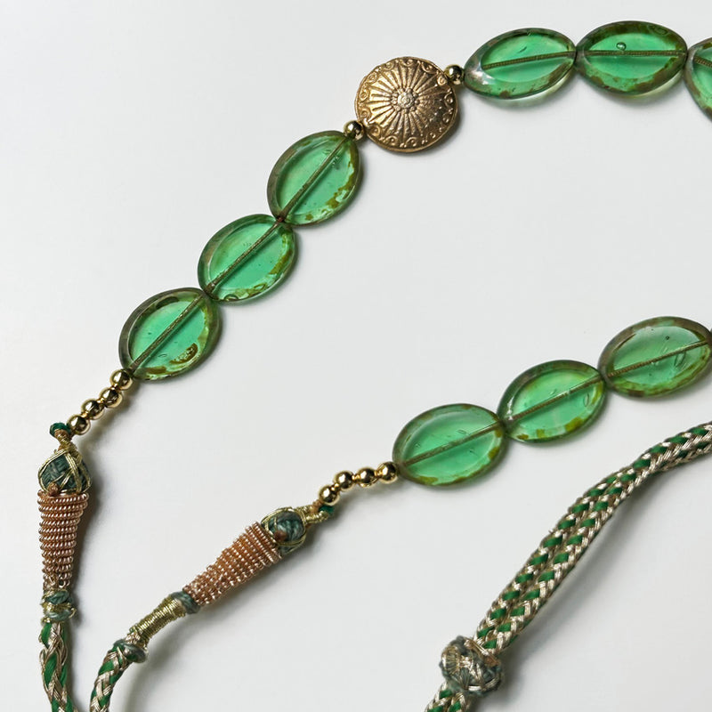 El yapimi yesil cam boncuklu altin rengi aksesuarli kolye_Green glass bead necklace with gold colored accessory