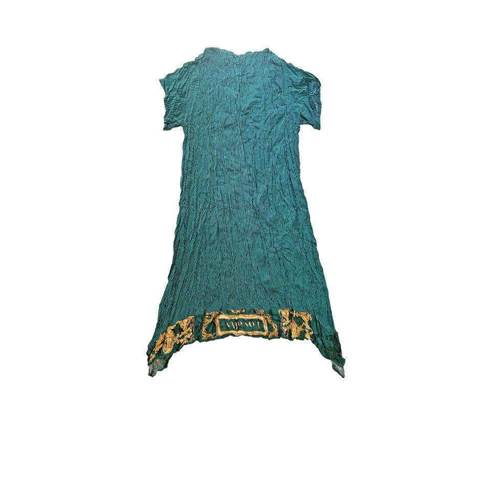 Eteginin arkasinin alt kismi altin rengi desenli ve yazili yesil yazlik elbise_Green summer dress with gold colored pattern and text on the lower back of the skirt 
