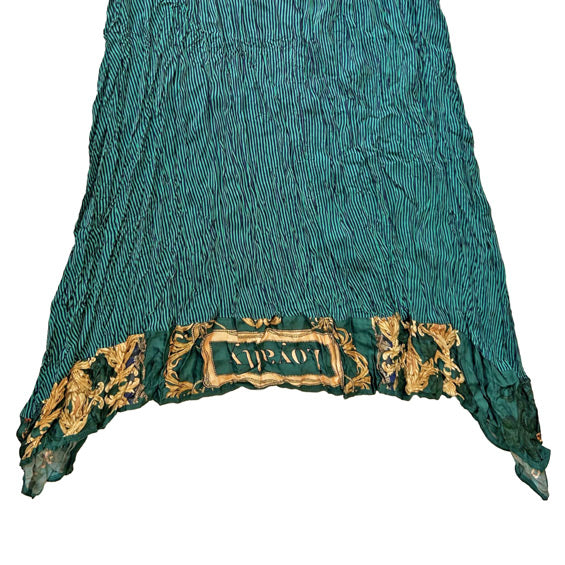Eteginin arkasinin alt kismi altin rengi desenli ve yazili yesil yazlik elbise_Green summer dress with gold colored pattern and text on the lower back of the skirt_z 