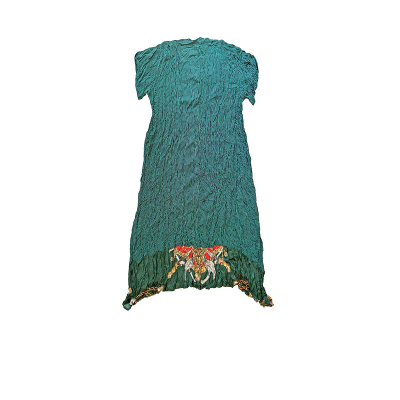 Eteginin arkasinin alt kismi altin rengi kirmizi beyaz desenli yesil elbise_Green dress with gold colored red and white pattern on the lower back of the skirt
