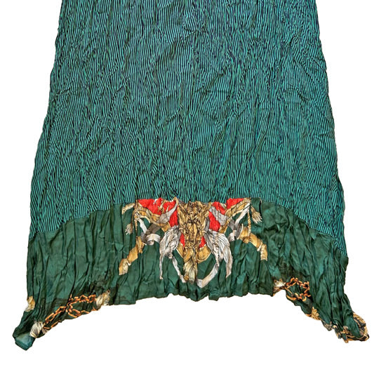 Eteginin arkasinin alt kismi altin rengi kirmizi beyaz desenli yesil elbise_Green dress with gold colored red and white pattern on the lower back of the skirt_z