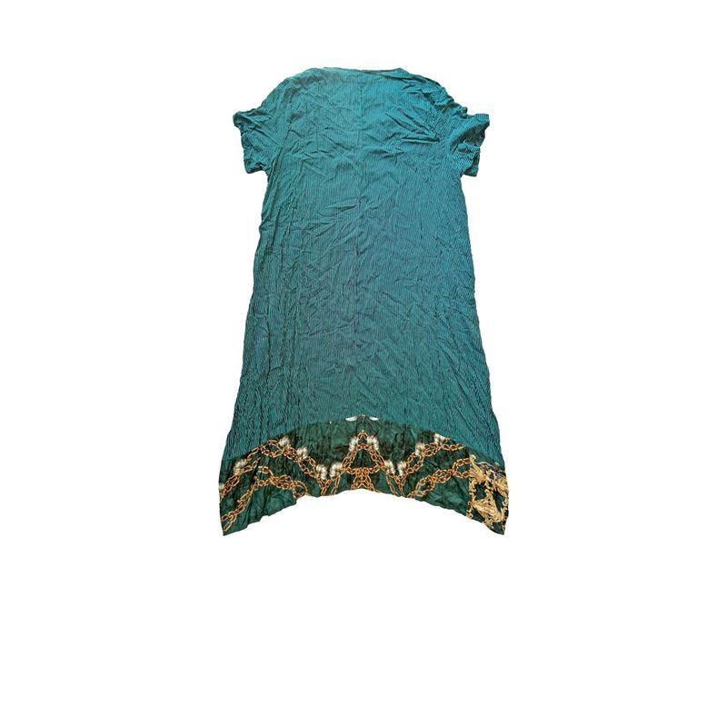 Eteginin arkasinin alt kismi altin rengi ve bej desenli yesil elbise_Green dress with gold colored and beige pattern on the lower back of the skirt