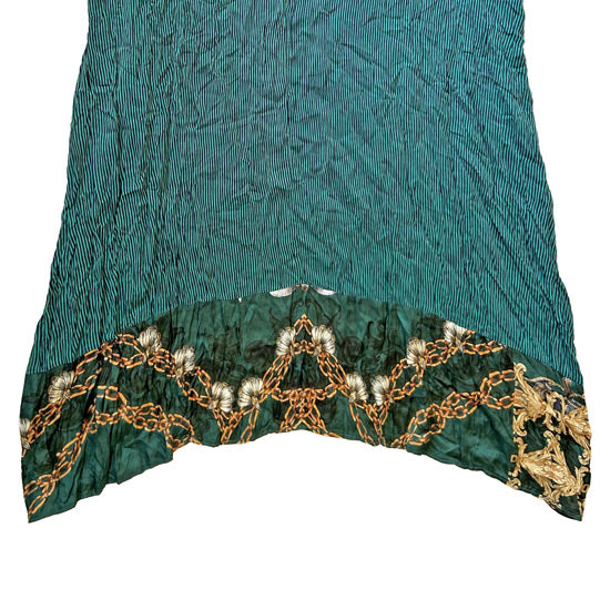 Eteginin arkasinin alt kismi altin rengi ve bej desenli yesil elbise_Green dress with gold colored and beige pattern on the lower back of the skirt_z