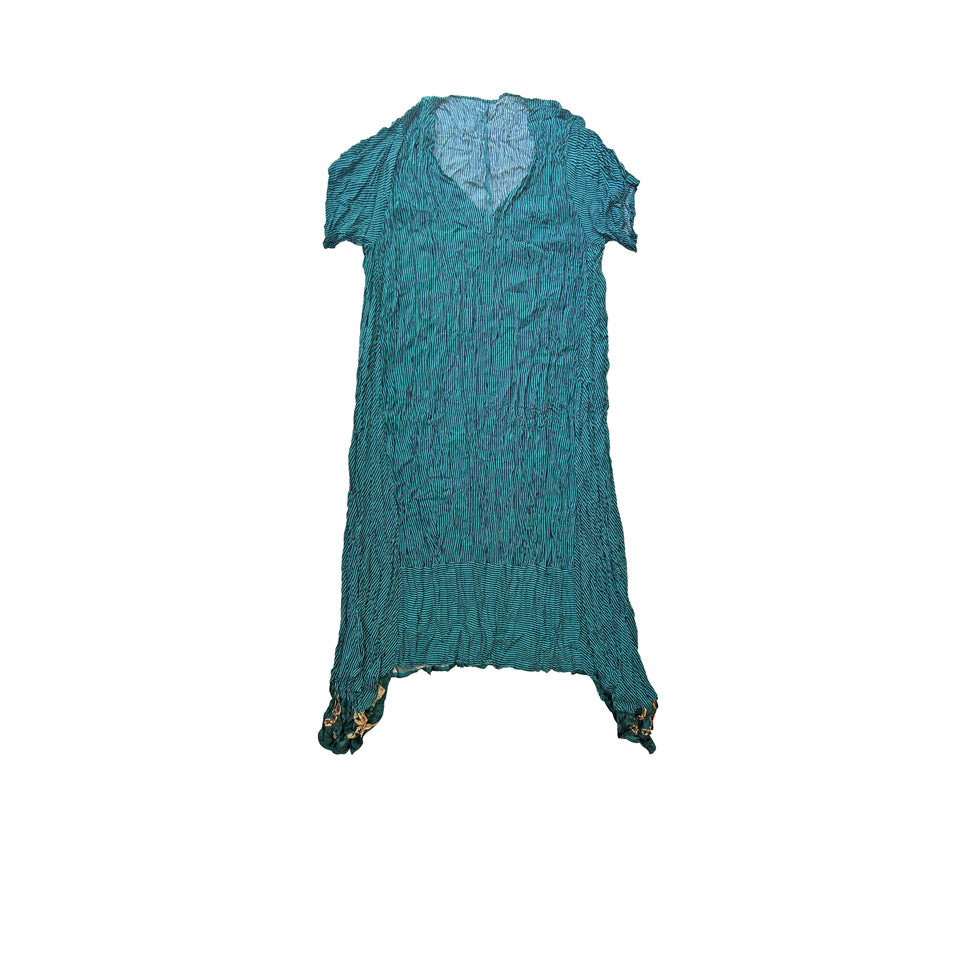 Eteginin yanlari uzun V yakali kisa kollu yesil kirisik elbise_Green long cotton wrinkled dress with V neck and short sleeves