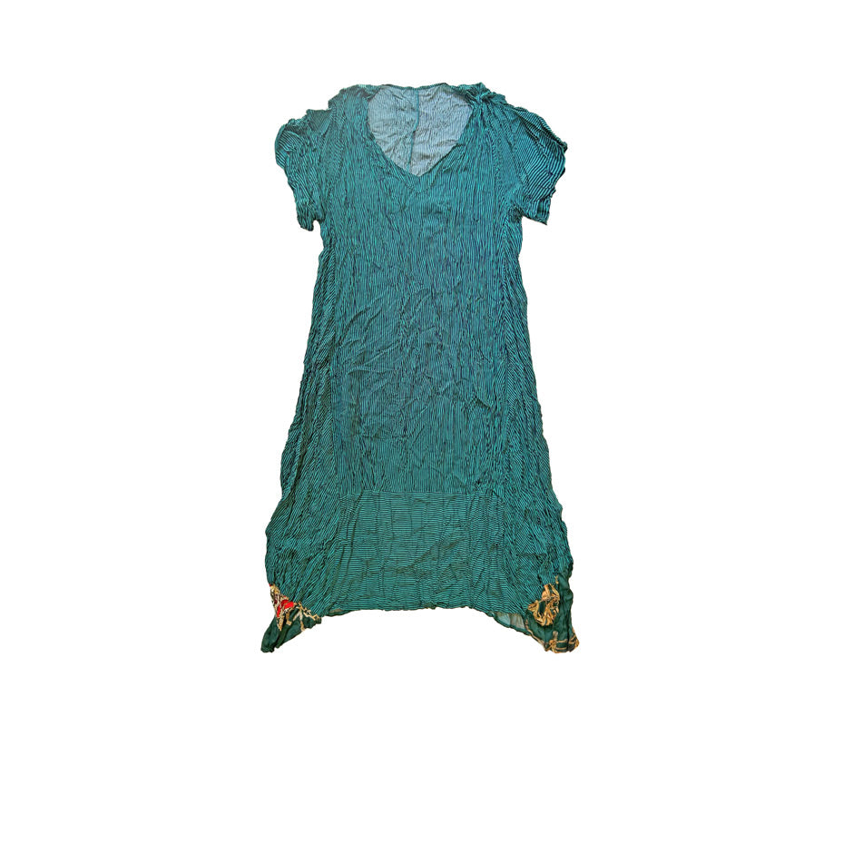 Eteginin yanlari uzun V yakali kisa kollu yesil kirisik elbise_Green long cotton wrinkled dress with V neck and short sleeves