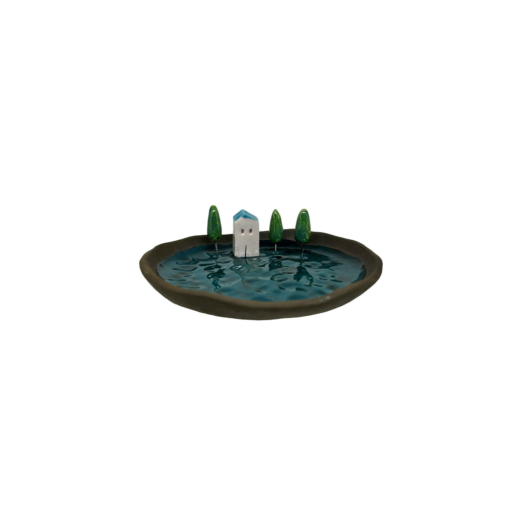 Ev ve agaclarla suslu koyu yesil kucuk tabak_Dark green fancy small plate with house and trees on it