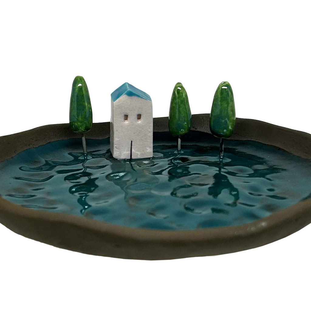 Ev ve agaclarla suslu koyu yesil kucuk tabak_Dark green fancy small plate with house and trees on it_z