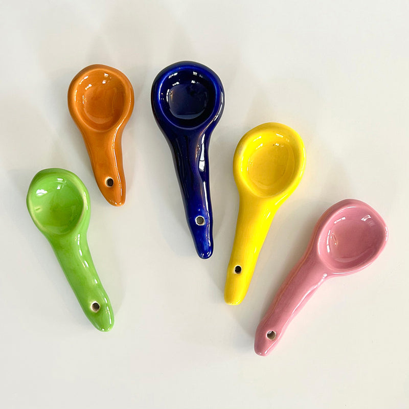 Farkli renklerde bes seramik kasik_Five ceramic spoons of various colors