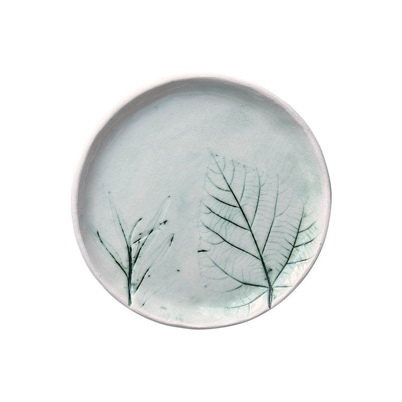 Farkli yaprak desenleri baskili yesil ve bej seramik tabak_Green and beige ceramic plate with leaf textures