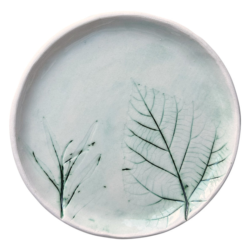 Farkli yaprak desenleri baskili yesil ve bej seramik tabak_Green and beige ceramic plate with leaf textures