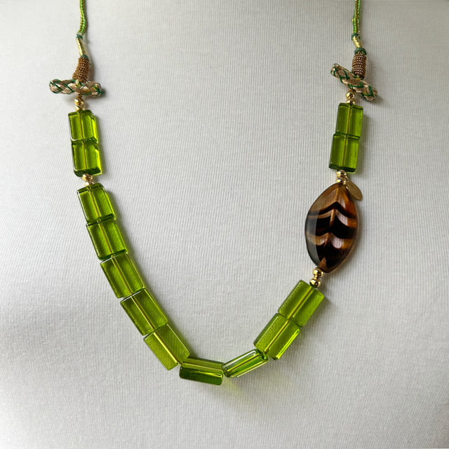 Fistik yesili cam boncuklu uzunlugu ayarlanabilir kolye_Adjustable necklace with lime green glass beads