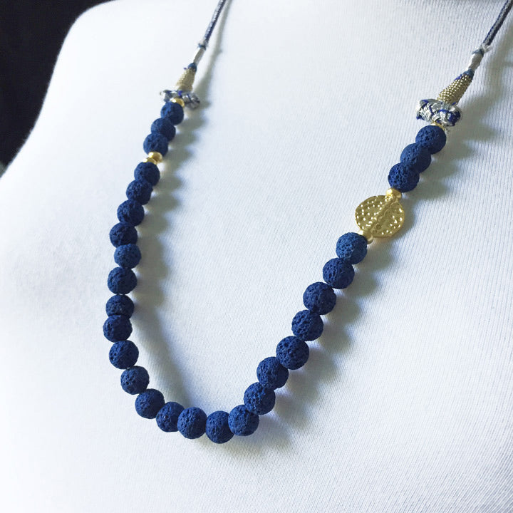 Gece mavisi lavtasi ve altin rengi aksesuarli tasarim kolye_Designer necklace with dark blue and gold color pieces_1