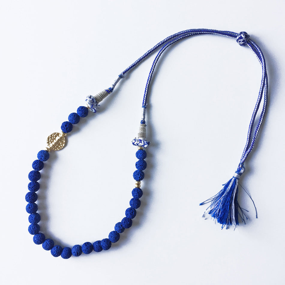 Gece mavisi lavtasi ve altin rengi aksesuarli tasarim kolye_Designer necklace with dark blue and gold color pieces_2