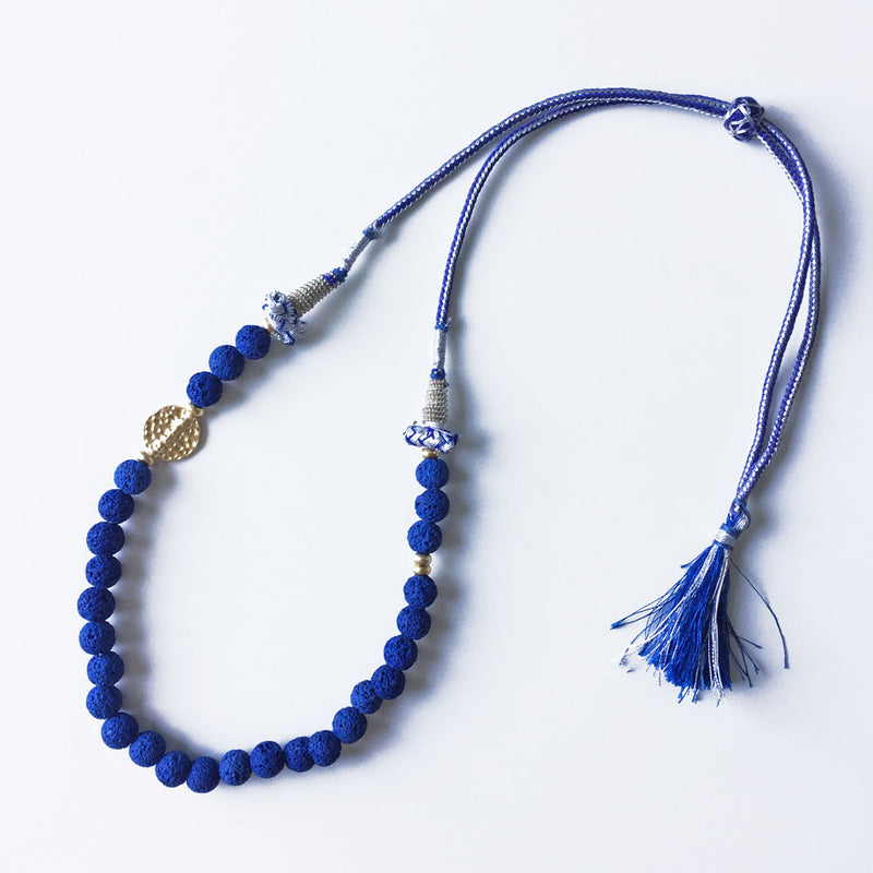 Gece mavisi lavtasi ve altin rengi aksesuarli tasarim kolye_Designer necklace with dark blue and gold color pieces_2