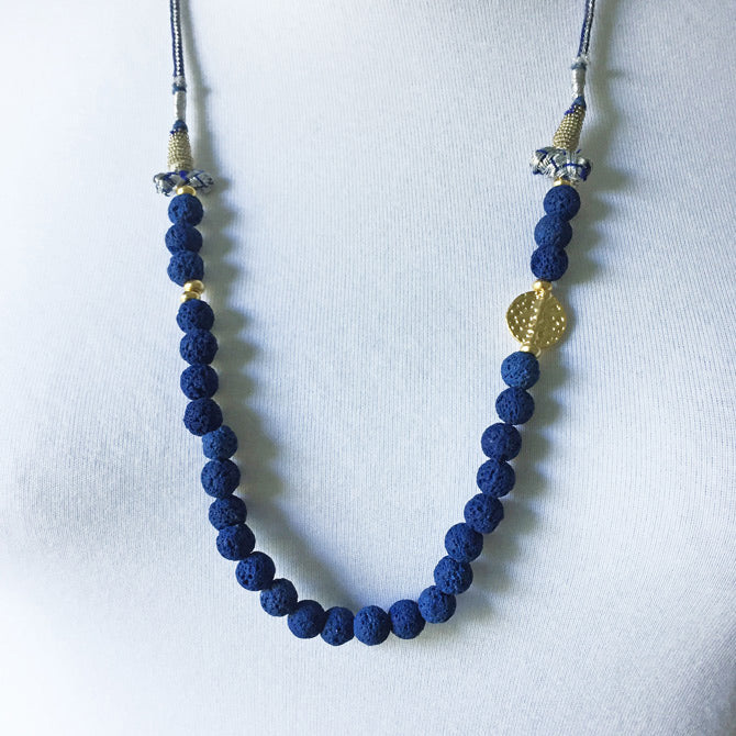 Gece mavisi lavtasi ve altin rengi aksesuarli tasarim kolye_Designer necklace with dark blue and gold color pieces_3