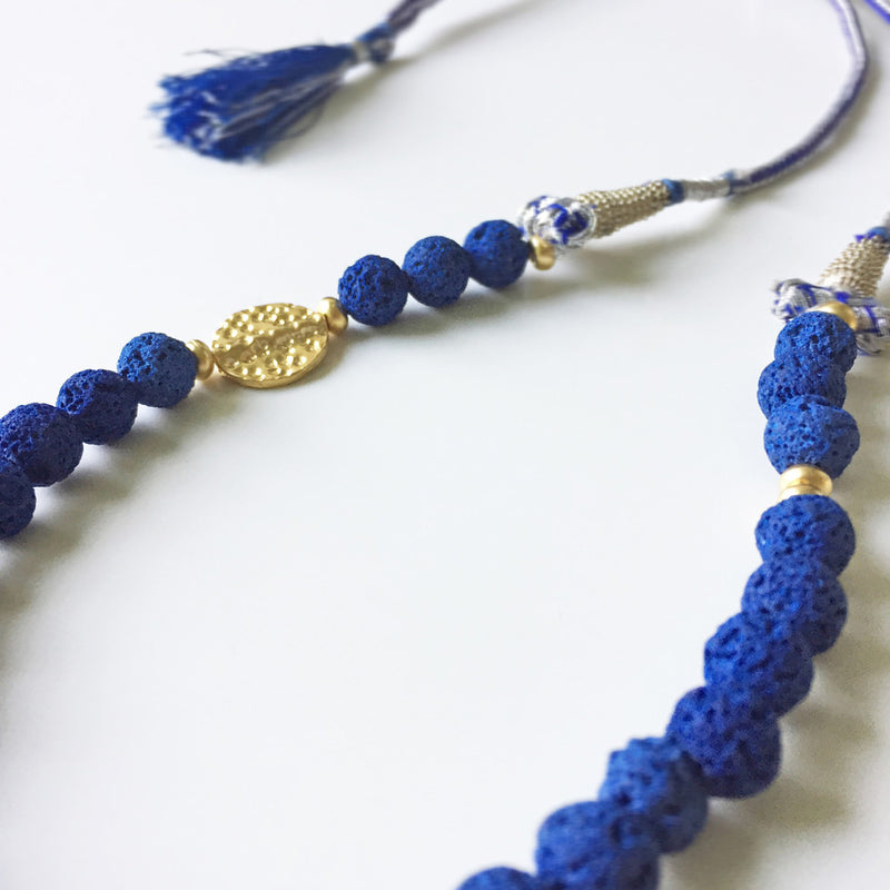 Gece mavisi lavtasi ve altin rengi aksesuarli tasarim kolye_Designer necklace with dark blue and gold color pieces_5