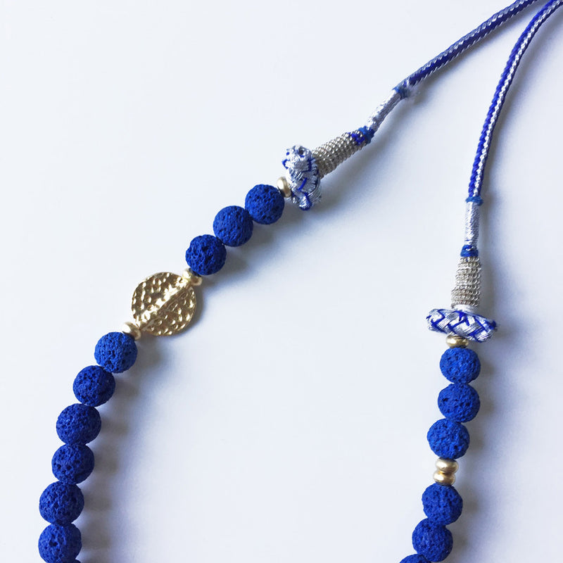 Gece mavisi lavtasi ve altin rengi aksesuarli tasarim kolye_Designer necklace with dark blue and gold color pieces_6
