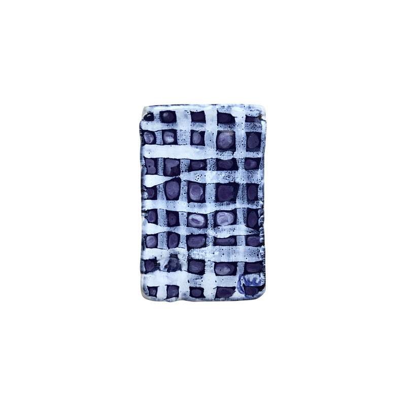 Gece mavisi ustune beyaz kafes desenli el yapimi seramik tablet_Dark blue and white grid patterned ceramic tablet