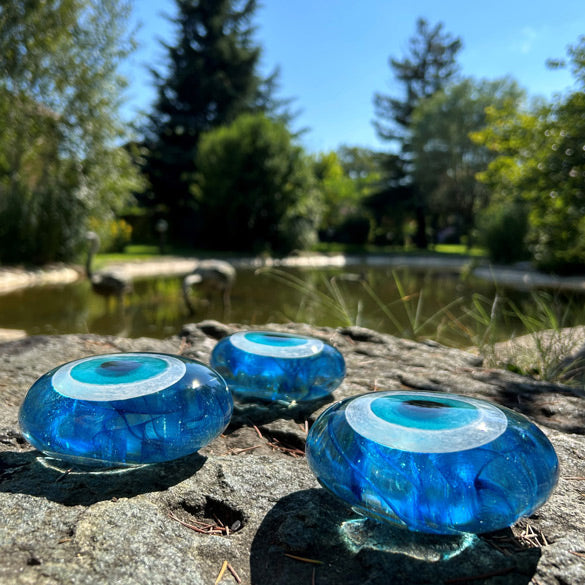 Golet kenarindaki kayada lacivertli turkuaz uc adet cam nazarlik_Three turquoise glass evil eye beads beside the pond