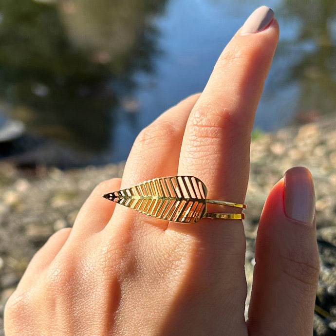 Golet kiyisindaki elde agac seklinde altin kaplama yuzuk_Gold plated tree shaped ring on a hand by the pond_z