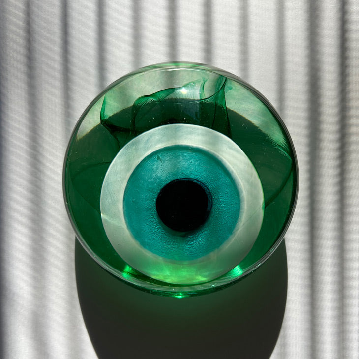 Golgede duran yesil seffaf ofis aksesuari nazarlik_Green clear glass amulet as an office accessory