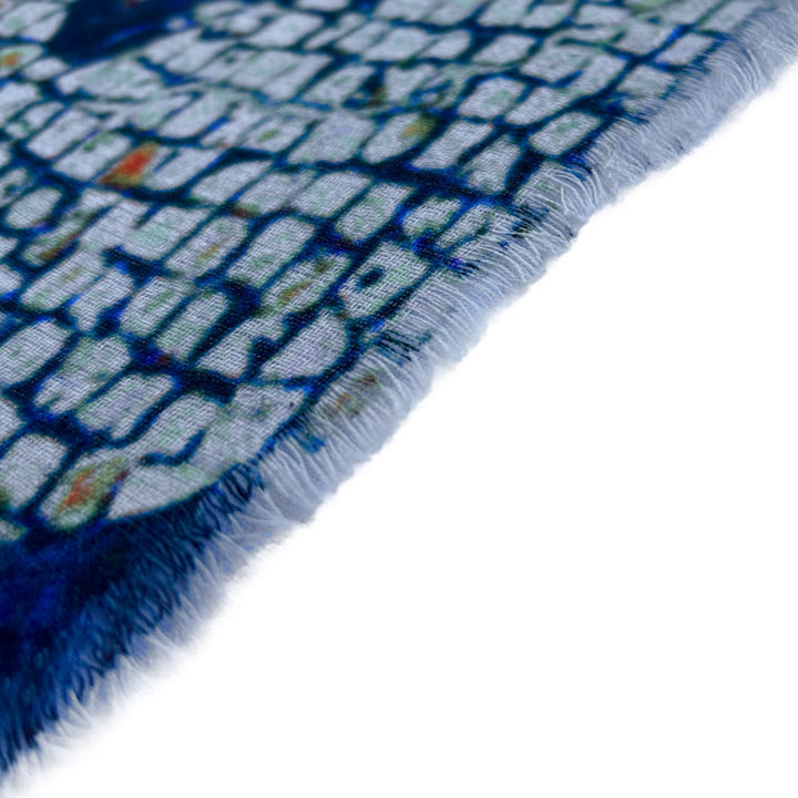 Gri ustune mozaik desenli fularin sacaklari_Fringes of mosaic patterned scarf