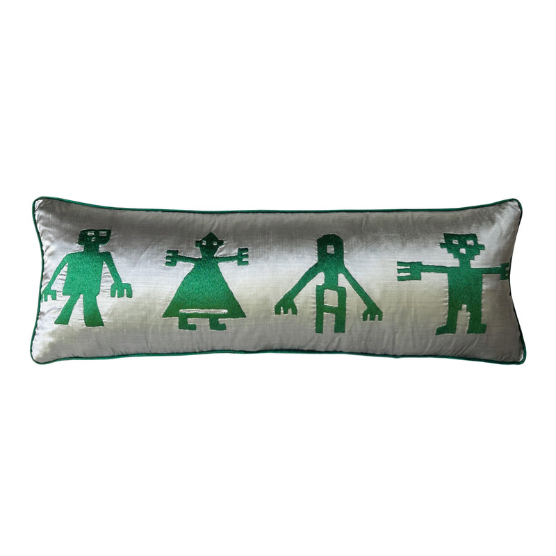 Gri ustune yesil yan yana duran insanlar motifli ipek yastik kilifi_Grey cushion cover with green human motifs side by side