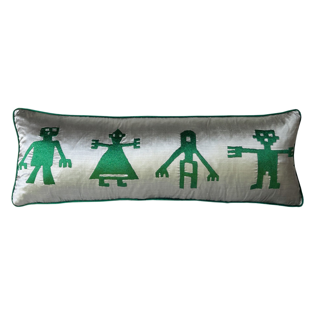 Gri ustune yesil yan yana duran insanlar motifli ipek yastik kilifi_Grey cushion cover with green human motifs side by side