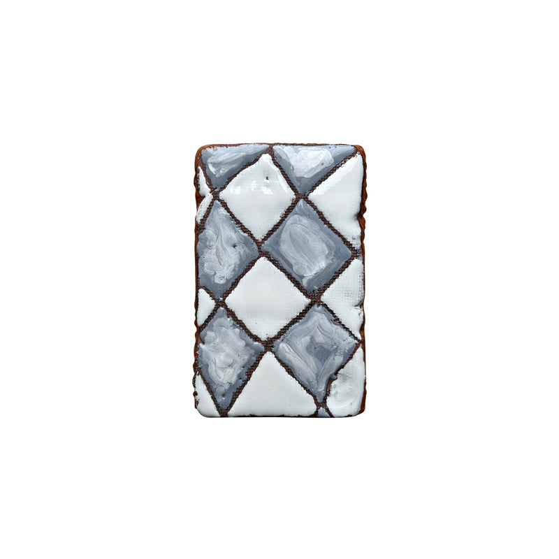 Gri ve beyaz kareli el yapimi seramik tablet_Grey and white plaid patterned ceramic tablet
