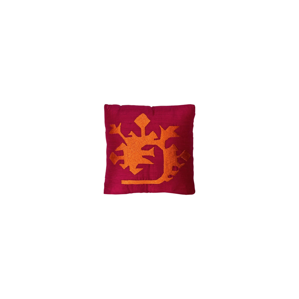 Havanin ve sularin hakimi ejder motifli kucuk ipek kirlent_Small silk cushion with motif of dragon that governs the sky and sky