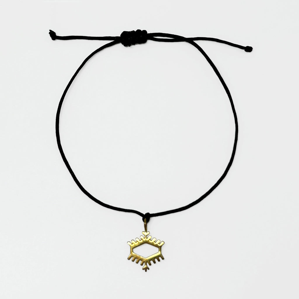 Hem bereket icin hem nazarlik olarak kullanilmis olan pitrak motfili siyah ipli bileklik_Black string bracelet with burdock motif used both for fertiliy and against evil eye