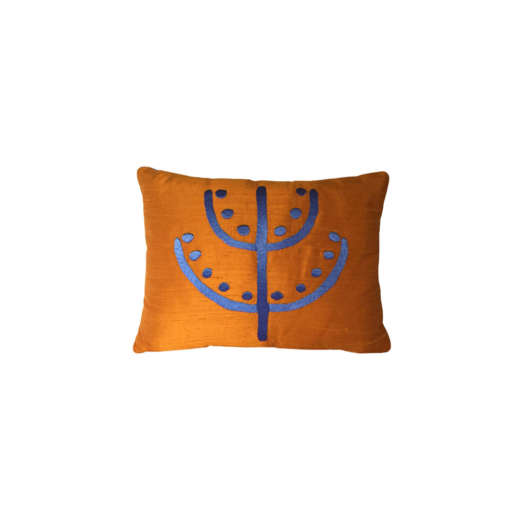 Iyi sans getiren el parmak tarak sembollu bakir rengi ipek yastik_Copper toned silk cushion with blue embroidery