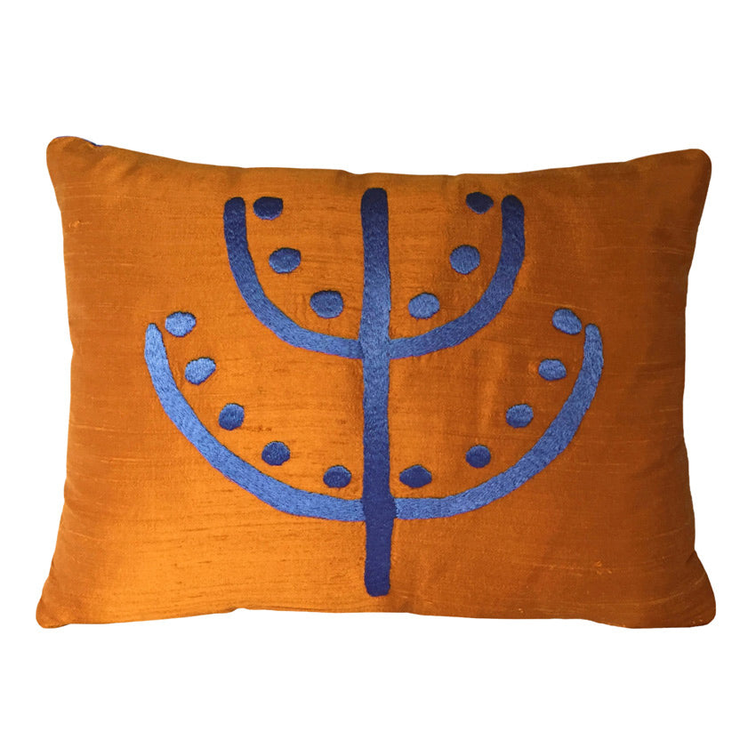 Iyi sans getiren el parmak tarak sembollu bakir rengi ipek yastik_Copper toned silk cushion with blue embroidery_z
