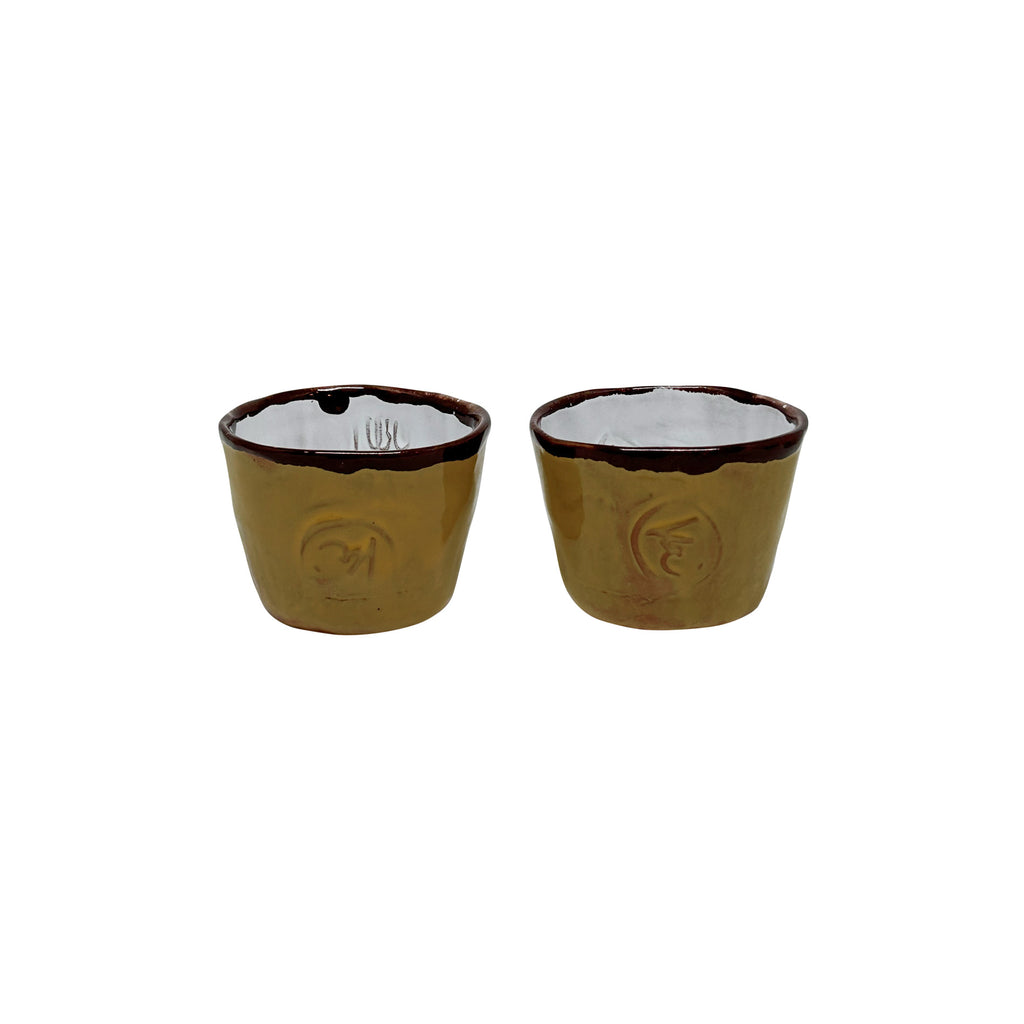 Ici beyaz disi sari kenari kahverengi iki fincan_Two yellow espresso cups with white inside and brown edges